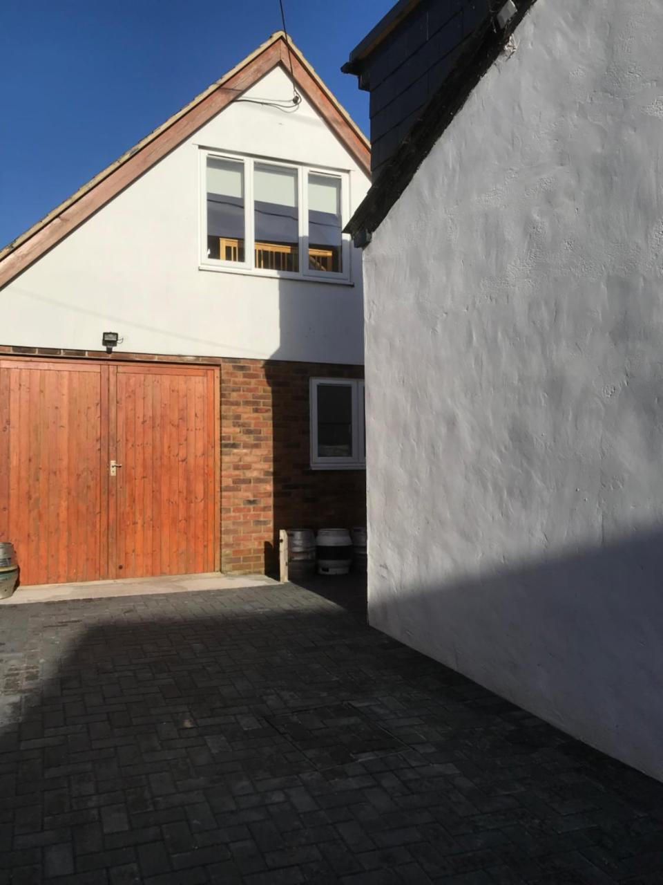 Studio Above Worlds End Microbrewery And Behind The Crown Inn Pewsey Bagian luar foto